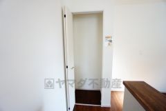 まとめ買いしてもこの収納量なら心配要らずのパントリー。調理家電や食品のストックをすっきりまとめられ、キッチン周りを広々使えます。