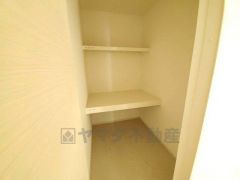 和室に設けられたファミリークローク。来客用の布団をしまうのにも便利ですね。