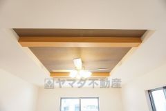 同仕様写真。折り上げ天井により空間に奥ゆき生まれ、部屋がより広く見えます。