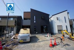 現地（2026年8月19日）撮影。1号棟。広々LDK19.5帖＾＾家族とのコミュニケーションがとりやすいリビングスルー階段＾＾