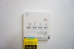 浴室暖房乾燥機付き。天候に左右されず、いつでも好きなときに洗濯物を干せるので、仕事や家事で忙しい方に重宝します。