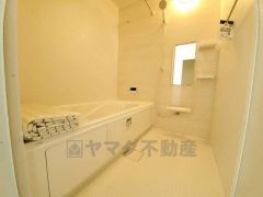 1日の疲れを癒すくつろぎのバスルーム。足を伸ばしてもゆったりと入れるサイズです。お子様と一緒にお風呂に入っても狭くないですね^^