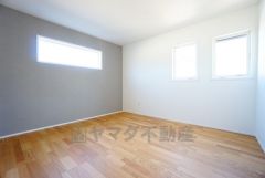 ご夫婦お二人のプライベートシーンを演出する寝室は、大容量のウォークインクローゼット付き。