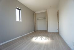 同仕様写真。暖かい日差しが差し込む洋室。たっぷり収納できるクローゼット付きでお部屋の中をすっきりと快適に保てます。