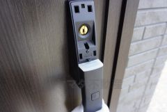 かざすだけで開閉できる、タッチキー採用の玄関。お買い物帰りで、両手がふさがってきても簡単に中に入れます＾＾