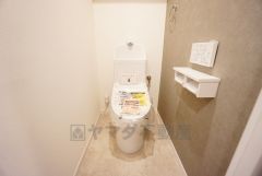 壁リモコンタイプのウォシュレット付き。すっきりした見た目で、トイレ奥の掃除もしやすいです。