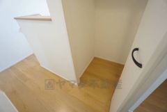 2階の廊下にも収納を確保。各居室に入りきれなかった荷物や、2階で使用する日用品のストック置き場に便利です。