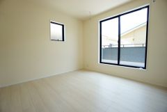 家具はイメージです。主寝室としてお使いいただけそうなこちらのお部屋は、日当たりが良く、爽やかな風を感じて起きる朝は、快適生活の始まりに。