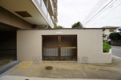 しっかりと扉の閉まるゴミ置き場。ゴミが散らかる心配もありません。