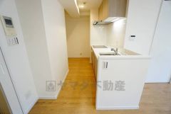 リビングやダイニングからキッチン周りが丸見えにならない対面式キッチン。テレビ鑑賞や家族との対話がしやすく、ご家族の温かい時間を演出します。