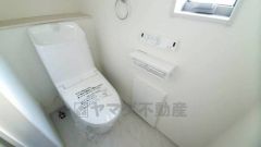 温水洗浄機付トイレです。節水機能もあるので、安心して使えますね。もちろん、1階2階の2ヶ所にトイレがあるので、忙しい朝にもゆとりができますね。