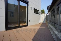 リビングから繋がるウッドデッキは第2の家族団欒スペースとして活躍します。ペットやお子様の遊び場としてはもちろん、BBQなども楽しめます。