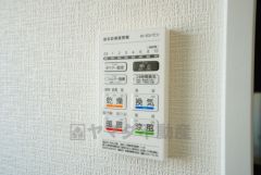 浴室暖房乾燥機付き。天候に左右されず、いつでも好きなときに洗濯物を干せるので、仕事や家事で忙しい方に重宝します。