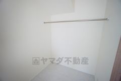 洗面所にはハンガーパイプ付の収納スペースを完備しています。