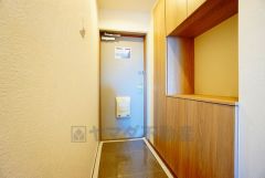 たっぷり収納できるシューズボックスです。家族全員の靴がきれいに整頓できます。棚の上にお花や写真を飾っても良いですね。