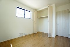 暖かい日差しが差し込む洋室。たっぷり収納できるクローゼット付きでお部屋の中をすっきりと快適に保てます。