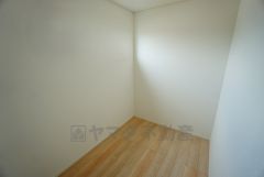 同仕様写真。洋室には洋室にはハンガーパイプ付きのウォークインクローゼットが設けられています。たっぷり収納できるので衣替えの心配もいりませんね＾＾