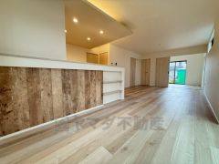 窓から光が差し込む明るいダイニングです＾＾