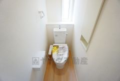 温水洗浄機付トイレです。節水機能もあるので、安心して使えますね。もちろん、1階2階の2ヶ所にトイレがあるので、忙しい朝にもゆとりができますね。