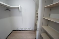 収納力豊富なウォークインクローゼット。洋服や小物などを1箇所にまとめて美しい収納を実現します。スーツケースのような大型の荷物も置けます＾＾