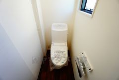温水洗浄機付トイレです。節水機能もあるので、安心して使えますね。もちろん、1階2階の2ヶ所にトイレがあるので、忙しい朝にもゆとりができますね。