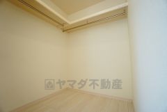 同仕様写真。収納力豊富なウォークインクローゼット。洋服や小物などを1箇所にまとめて美しい収納を実現します。