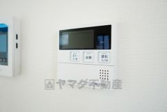 キッチン横からお湯張り、追い炊き、足し湯がボタン一つで楽々操作できる給湯機リモコンです。忙しい夕飯準備の時間帯に重宝しますね。