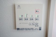 同仕様写真。雨の日の洗濯も安心できる浴室暖房乾燥機付き浴室。リモコンで操作もボタン1つで簡単。