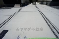 駐車スペースはゆとりある2台分を確保。マイカー用に、お客さま用に、余裕を持ってご利用いただけます。