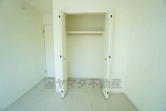 住む人のこだわりを活かす洋室。日当たりがよく、寝室としての利用もおすすめ。広めのクローゼットには荷物をすっきり片付けられ、ゆとりのある暮らしが出来ます＾＾