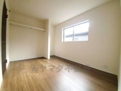 同仕様写真。住む人のこだわりを活かす洋室。日当たりがよく、寝室としての利用もおすすめ。