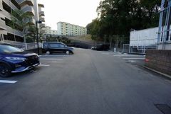 駐車場継承可。月額8，000円。詳しくはお問い合わせ下さい＾＾