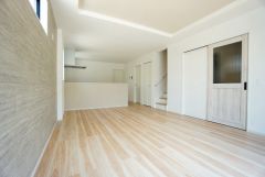 カウンターキッチンに加えて、リビング階段になっているので、お顔を合わす回数が増え、ぐっと家族の距離が縮まります。