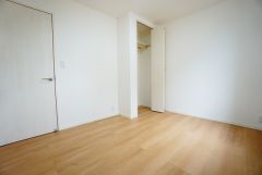 木目調のシンプルデザインで落ち着きと安らぎの空間に仕上げています。各部屋に収納が完備されているので、お荷物が増えても安心の設計です。