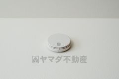 火災による煙や熱を感知して、警報音やブザー等で火災の発生を知らせてくれる火災警報器。