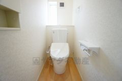 小窓付きで換気する時に便利です＾＾トイレットペーパー等の収納に使える扉付きの棚を設置済みです。