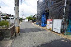 現地（2025年8月5日）撮影。住人以外の車の進入も少なく、小さなお子様を持つご家庭にも安心です。