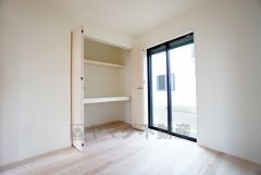 木目調のシンプルデザインで落ち着きと安らぎの空間に仕上げています。各部屋に収納が完備されているので、お荷物が増えても安心の設計です。
