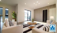 家具はイメージです。大きな窓のあるリビングは、陽光あふれる明るい空間です。居心地良く、ご家族皆がゆったりくつろげる憩いの空間となりそうです。