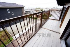 バルコニーは日当たり良好です。お洗濯物も気持ちよく干せそうです。日光浴をしたり、星を眺めたりも良いですね^^