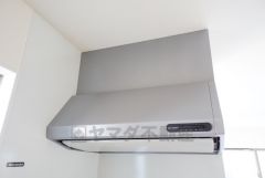 お手入れが簡単なスリム型レンジフードです。調理により発生する油煙や臭いを吸い込み、屋外へ排気してくれます。