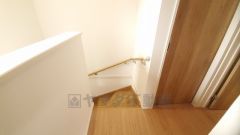 小さなお子様やご高齢の方でも安心できる、手すり付き階段。段差も低めで設定されており、安全性にも優れています。