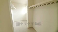 季節物の衣類もスッキリ収納できるウォークインクローゼット。クローゼット内で洋服のコーディネートから着替えまで中で出来るので、部屋が散らかりにくいです。