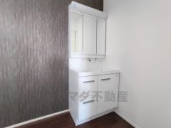 三面鏡つき洗面台。鏡裏にたっぷりとした収納スペースがあります。鏡を閉めてしまえば小物は見えないため、スッキリとした印象の洗面台にできます。