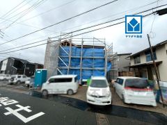 現地（2026年3月31日）撮影。赤間駅行きバス停まで徒歩1分＾＾駐車もらくらくの敷地面積63坪以上。快適でゆとりのある生活空間で新生活を始めましょう^^