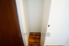 同仕様写真。物が散らかりやすいリビングに収納スペースを確保。書類や雑貨をひとまとめにできまるため、お部屋をすっきりさせることが出来ます。