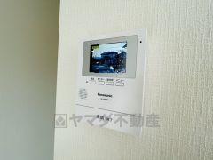 防犯性、セキュリティ対策に安心できるテレビモニター付きインターフォンです。セールスマン対策にもなり安心できます。