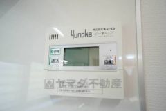 キッチン横からお湯張り、追い炊き、足し湯がボタン一つで楽々操作できる給湯機リモコンです。忙しい夕飯準備の時間帯に重宝しますね。