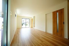 大きな掃き出し窓のあるリビングは、陽光あふれる明るい空間です。ゆったりと寛げる憩いの場となりそうです＾＾