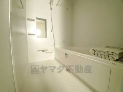 1日の疲れを癒すくつろぎのバスルーム。足を伸ばしてもゆったりと入れるサイズです。お子様と一緒にお風呂に入っても狭くないですね^^